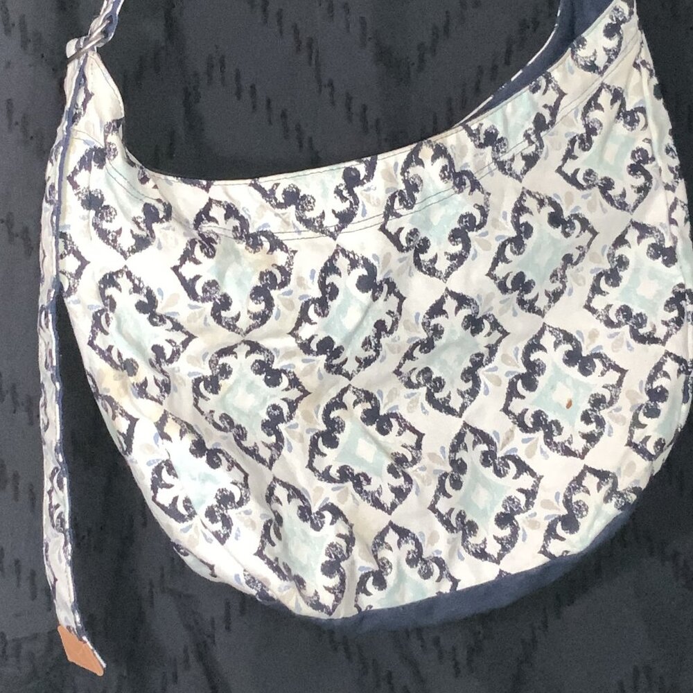 🎉Thirty-One Blue & White Medallion Zip-Top Tote - Crossbody Strap
